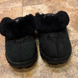 UGG Women’s Black Fuzzy Slippers Size 6